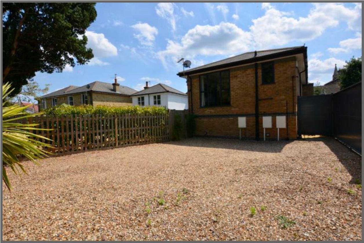 Modern And Cozy 2-Guest Flat With Gated Parking Apartment Kingston upon Thames  Exterior photo